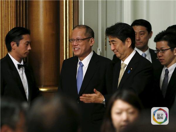 　　图为菲律宾总统阿基诺日前访问日本，受到日本首相安倍晋三的欢迎。