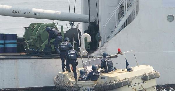 当地时间2015年5月6日，日本和菲律宾海岸警卫队在马尼拉湾进行联合海上演习