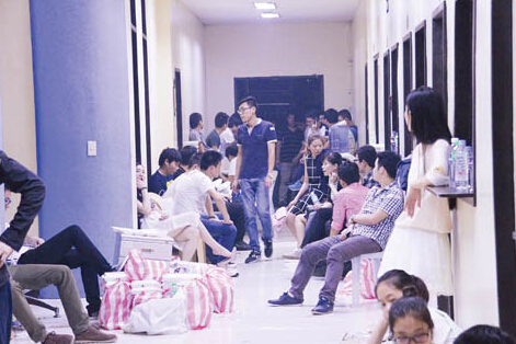 图为在巴兰玉计市被拘捕的中国人被拘押在马尼拉市王城内移民局办公室。（菲律宾《商报》/Tony Ramos 摄）