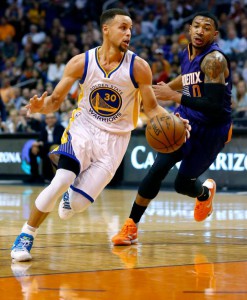 Golden State Warriors' Stephen Curry (30) drives past Phoenix Suns' Orlando Johnson during the first half of an NBA basketball game Wednesday, Feb. 10, 2016, in Phoenix. (AP Photo/Matt York) 