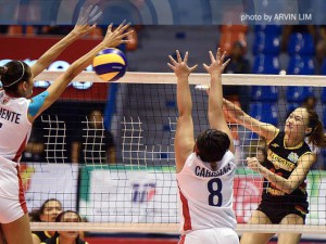 Cha Cruz of F2 Logistics attacks the defense of New San Jose Builders. Photo by Avin Lim 