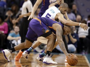 Phoenix Suns' P.J. Tucker and Charlotte Hornets' Nicolas Batum scramble for control of a loose ball in the first half in Charlotte on Tuesday, March 1, 2016.(Photo: AP Photo/Chuck Burton)