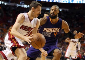 Goran Dragic drives to the basket against Tyson Chandler in the first quarter of the Miami Heat's game against the Phoenix Suns at AmericanAirlines Arena in Miami on Thursday, March 3, 2016. Pedro Portal pportal@elnuevoherald.com 