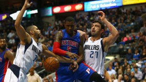 Kentavious Caldwell-Pope #5 of the Detroit Pistons makes a pass against Devin Harris #34 and Zaza Pachulia #27 of the Dallas Mavericks during the first half at American Airlines Center on March 9, 2016 in Dallas, Texas. (Photo by Ronald Martinez/Getty Images) 