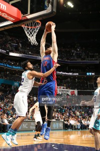 Aron Baynes #12 of the Detroit Pistons shoots the ball against the Charlotte Hornets on March 11, 2016 at Time Warner Cable Arena in Charlotte, North Carolina. March 11, 2016| Bildnachweis: Kent Smith