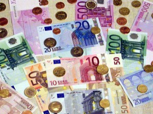 欧洲中央银行10日决议，调降基准利率至0.000%，并将存款利率砍至负0.400%，同时扩大每月量化宽松规模至800亿欧元。（中央社档案照片）