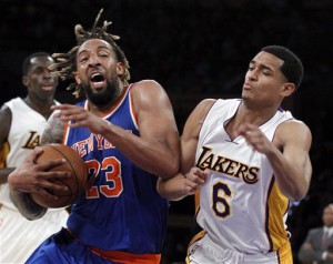 Calderon's buzzer-beating 3 lifts Knicks past Lakers, 90-87