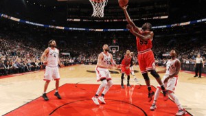 E'Twaun Moore #55 of the Chicago Bulls shoots the ball against the Toronto Raptors on March 14, 2016 at the Air Canada Centre in Toronto, Ontario, Canada. 2016 NBAE (Photo by Ron Turenne/NBAE via Getty Images)