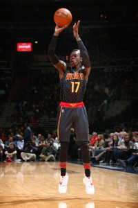 SAN ANTONIO, TX - MARCH 23: Dennis Schroder #17 of the Atlanta Hawks shoots against the Washington Wizards during the game on March 23, 2016 at AT&T Center in San Antonio, Texas. (Photo by Chris Covatta/NBAE via Getty Images) 