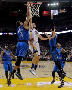 Golden State Warriors' Klay Thompson (11) drives to the basket next to Dallas Mavericks' Justin Anderson (1) during the first half of an NBA basketball game Friday, March 25, 2016, in Oakland, Calif. (AP Photo/Marcio Jose Sanchez) 