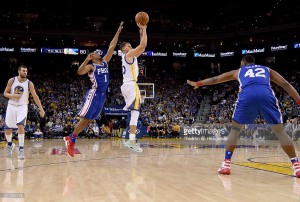 Stephen Curry #30 of the Golden State Warriors shoots and scores in front of Ish Smith #1 of the Philadelphia 76ers during an NBA Basketball game at ORACLE Arena on March 27, 2016 in Oakland, California. March 27, 2016| Credit: Thearon W. Henderson