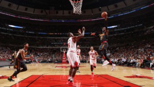 CHICAGO, IL - MARCH 28: Dennis Schroder #17 of the Atlanta Hawks goes for the lay up against the Chicago Bulls during the game on March 28, 2016 at United Center in Chicago, Illinois. Copyright 2016 NBAE (Photo by Gary Dineen/NBAE via Getty Images)