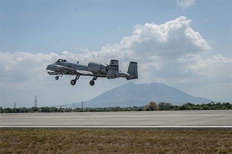 美国空军雷霆二式攻击机降落菲律宾克拉克空军基地。