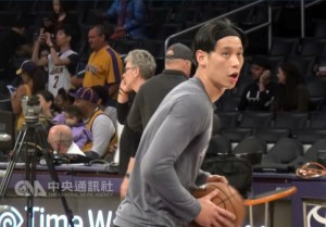 美国职篮NBA夏洛特黄蜂队台裔球星林书豪28日在比赛终场前25.2秒送出关键助攻，让寇特尼李投进致胜外线，黄蜂最终以90比88击败地主迈阿密热火队，季後赛「听牌」。（中央社档案照片）