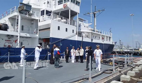 美国海军28日於加州圣地牙哥将海洋研究船梅维尔号（ Melville）移交菲律宾，菲国国防部及海军高层人员前 往接收。 