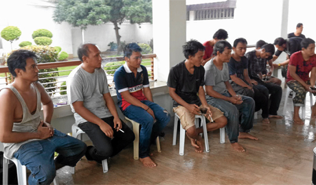 昨日中午，10名印尼船员现身苏禄省长阿布杜萨库尔•谭二世的公馆外面。