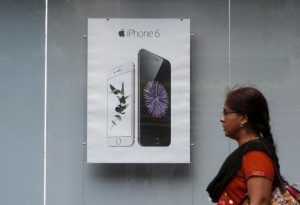 2015年7月24日，印度孟买，一名行人经过一家电器商店的iPhone 6广告。 Reuters/Shailesh Andrade