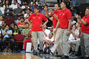萨布兰（中）是圣托马斯大学的新教练。图片取从 ABS-CBN 体育。 Sabulan ( middle) is the new coach of the University of Santo Tomas men's basketball team. Photo taken from ABS-CBN Sports. 