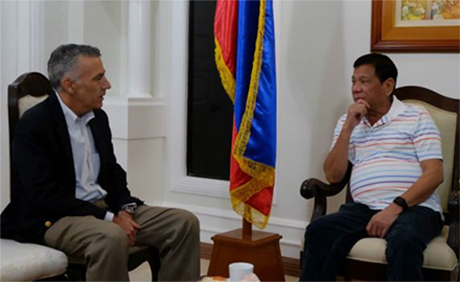 菲律宾候任总统杜特地与美国驻菲律宾大使戈德伯格交谈。