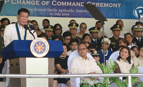 菲律宾新上任的总统杜特蒂，昨天在三军参谋总长交接仪式上说，他的任务是把国家带向和平，而非战争。