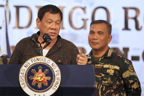 菲律宾政府扫毒行动再升级，总统杜特地（左）正式向内部恶势力开战，7日公布涉毒政客名单，其中包括地方首长丶立法人员丶法官以及警察。