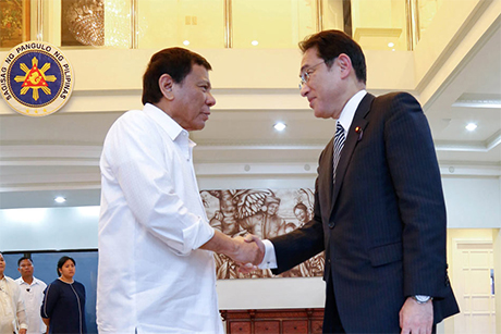 菲律宾总统杜特地11日在菲律宾南部城市纳卯会见日本外务大臣岸田文雄。