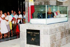 marcos-burial-embalmed