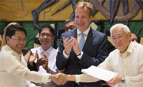 菲律宾政府和共产党游击队26日签订无限期停火协议以促进和平会谈，目的在终结亚洲最久的其中一次叛乱活动。