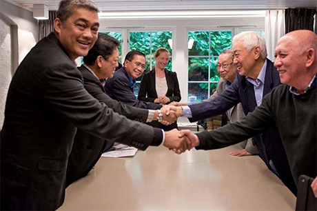 菲律宾政府与菲律宾共产党和谈小组今天在挪威签署联合声明，宣布多项成果，包括双方将各自宣布无限期停火。