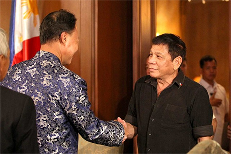菲律宾总统杜特地今天在中国驻菲律宾大使赵鉴华面前说，中方的军力太强，应给菲律宾一点时间充实军备。