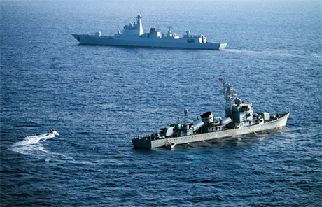菲律宾进行空中侦察发现，中国多艘驳船及运兵船出现在黄岩岛海域，怀疑中方在黄岩岛进行填海工事。菲国官员警告，这将对区域安全造成重大冲击。