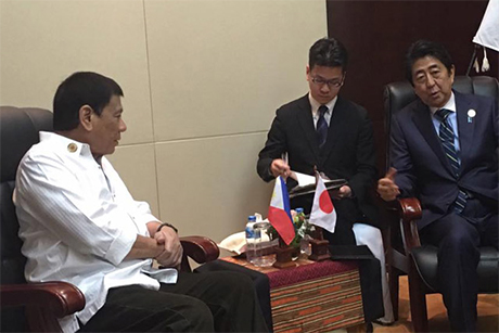 因人权议题而与美国闹僵之际，菲律宾总统杜特地同意接受安倍晋三的邀请，择期访问日本。