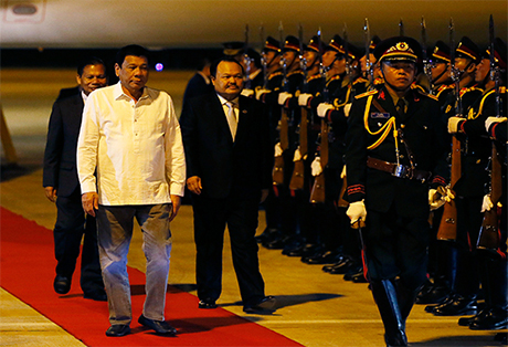 参加第28届和第29届东盟首脑会议的菲律宾总统杜特地9月5日抵达老挝万象，检阅了仪仗队。