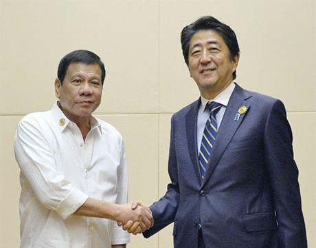 日本首相安倍晋三（右）允诺杜特地（左），日本将提供两艘大型巡逻船给菲律宾，并决定将日本海上自卫队的训练机「TC90」借给菲律宾，以协助提升沿岸警备能力。