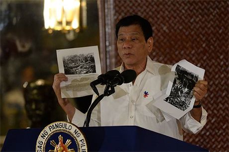菲律宾总统杜特地在东盟高峰会上展示美国士兵杀害菲律宾人的照片。
