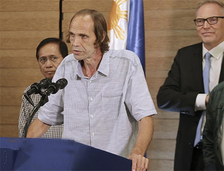 曾沦为人质的挪威男子谢金斯达（中）18日讲述在菲律宾南部地区遭恐怖组织挟持一年的经历。