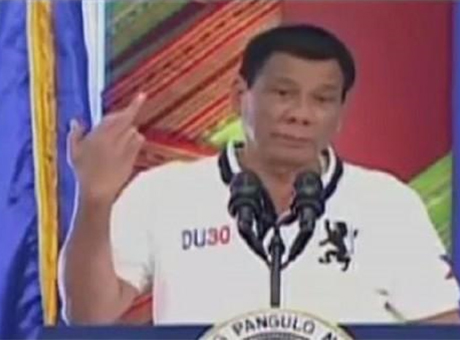 菲律宾总统杜特地（Rodrigo Duterte）对再次尖锐回应国际间对菲国铁腕扫毒造成死亡人数日增的批评，不但对欧洲联盟爆粗口，甚至比出中指回敬。