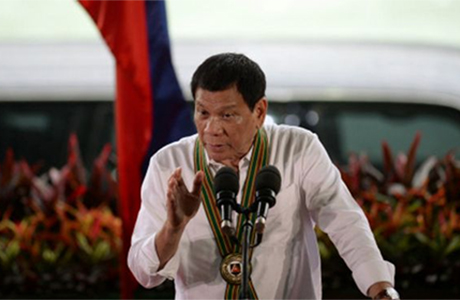 菲律宾总统访华前一天，中国淡化其针对南海仲裁案的言论。杜特地曾在周日（10月16日）表示，访华期间他仍将向中国领导人提出南海争端的问题。