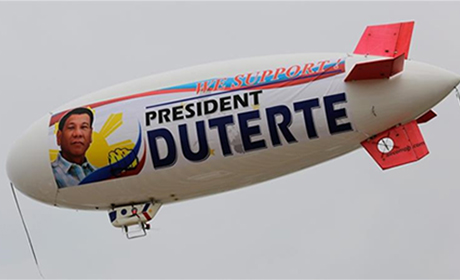 飘动在马尼拉湾上空的飞艇，支持菲律宾总统罗德里戈•杜特地。