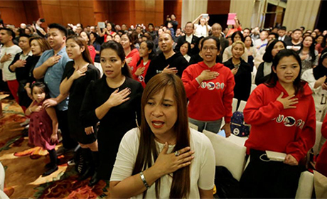 北京菲侨在与总统杜特地会面的仪式上演唱国歌。