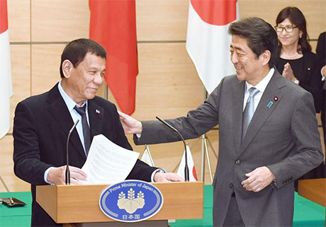 正在日本访问的菲律宾总统杜特地（左）26日傍晚在日本首相官邸与日本首相安倍晋三（右）举行高峰会谈。