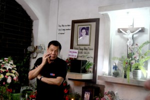 11022016_dutertevisitcemetery_20_keithbacongcoweb