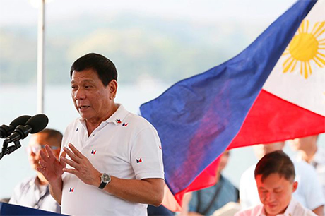 菲律宾总统杜特地指责美国暂停对菲国出售约2万6000支突击步枪的计画，飈駡做出决定的人是「傻瓜」和「猴子」。