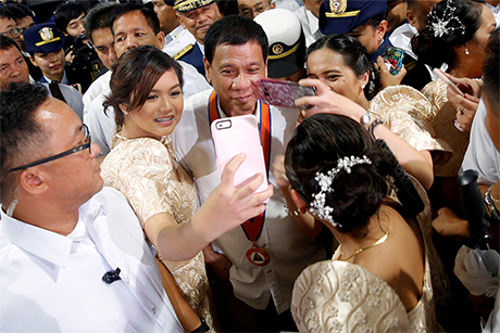 即使菲律宾总统杜特地不时飙出脏话，而且政府扫毒行动引发人权争议，民众仍然满意他执政前三个月的成绩。