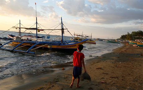 一艘渔船从黄岩岛驶回菲律宾。