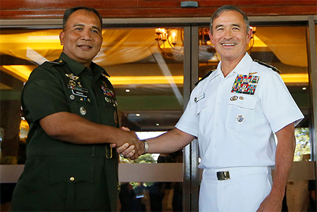 菲美两军22日在菲国三军总部完成一年一度的相互防御理 事会暨安全接战理事会（MDB-SEB）会议。图为美军太 平洋司令部司令哈里斯（前右）与菲国参谋总长维萨亚会後握手合影。 