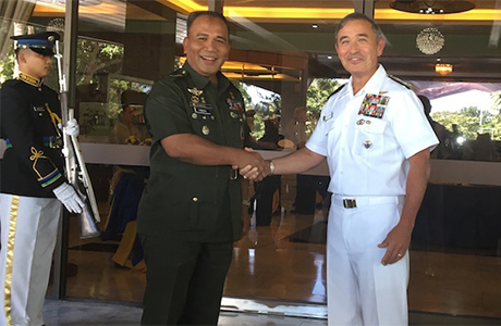 菲美两军22日在菲国三军总部完成一年一度的相互防御理 事会暨安全接战理事会（MDB-SEB）会议。图为美军太 平洋司令部司令哈里斯（右）与菲国参谋总长维萨亚 会後握手合影。