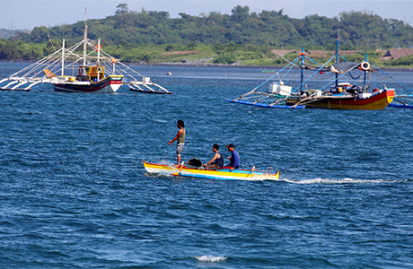 准备前往黄岩岛海域作业的菲律宾渔民。