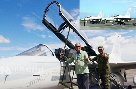 菲律宾政府向南韩购买的12架FA-50型入门战斗机，第二批两架於1日飞抵菲律宾克拉克空军基地，菲国防部长罗 伦沙纳（Delfin Lorenzana，左）与参谋总长维萨亚（ Ricardo Visaya）兴奋登机比出「赞」的手势（中央社记者林行健克拉克空军基地摄）。