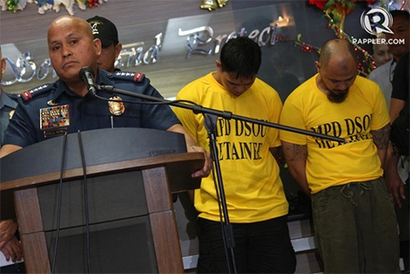 菲国警察总长德拉罗沙（前左，Ronald dela Rosa）1 日在记者会上宣布，菲国进入「三级恐怖袭击警戒」状态。他把两名涉嫌於上月28日在美国大使馆附近放置炸弹的男子，带到记者会现场。 